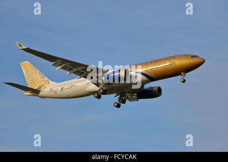 Gulf Air Airbus 330-200 A9C-KA atterraggio all' Aeroporto di Heathrow di Londra, Regno Unito Foto Stock