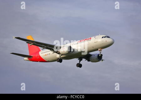 Iberia Airlines Airbus A320-214 CE-IZR in atterraggio a Heathrow Foto Stock