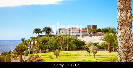 TENERIFE, Spagna - 14 gennaio 2013: Plaza Playa del Duque, vista del Duca Castello (El Duque Castello), Costa Adeje, Tenerife, può Foto Stock