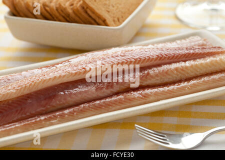 Piatto con filetti di anguilla affumicata close up Foto Stock