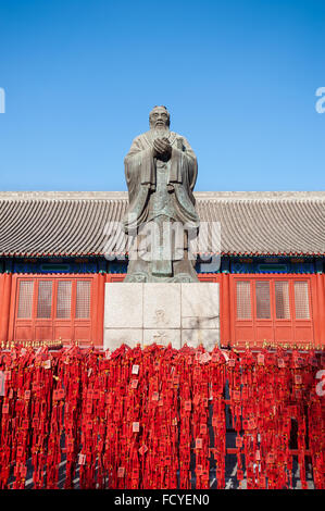 Statua del filosofo cinese Confucio a Pechino il Tempio di Confucio Foto Stock