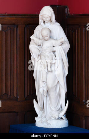 Un ormai superfluo seminario cattolico. Una statua della Vergine e il bambino nella Cappella di San Giuseppe. Foto Stock