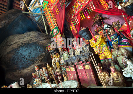 Statue di divinità cinese sull altare principale di Hung Shing Temple, Wan Chai, Hong Kong Foto Stock