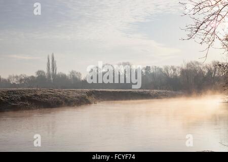 La nebbia che sorge su una fredda mattina presso il fiume Avon vicino a Stratford upon Avon, Warwickshire, Inghilterra. Foto Stock