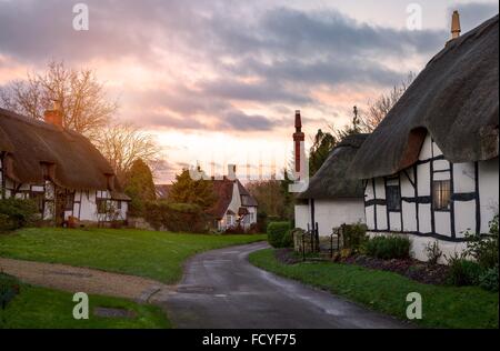 Cottage con il tetto di paglia al Boat Lane, Welford on Avon, Stratford upon Avon, Warwickshire, Inghilterra. Foto Stock