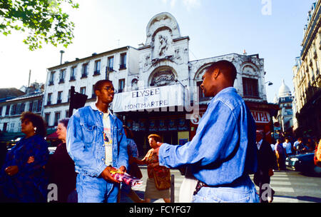 Parigi, Francia, giovani etnici francesi, Ritratto di due ragazzi che parlano, ragazzi, (M.R.) Parlare fuori sulla strada, africano, vicino al Teatro Elysees Montmartre, la comunità nera di Parigi, amici in strada francia Foto Stock