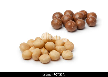 Pelati e non pelati noci macadamia su sfondo bianco Foto Stock