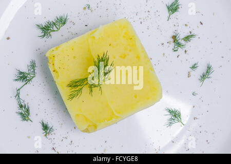 Purè di patate con aneto in piastra bianca, vista dall'alto Foto Stock