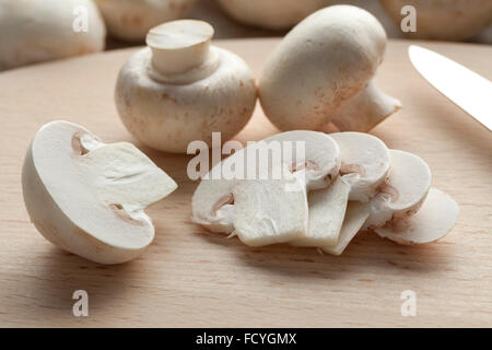 Fresco di funghi castagne e fette Foto Stock