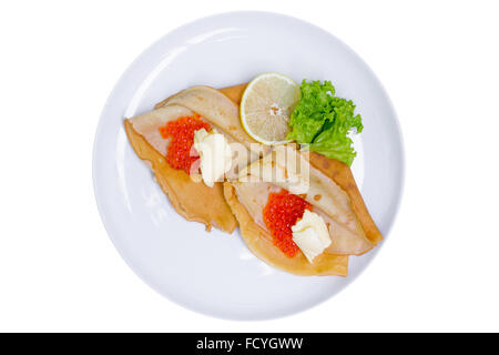 Frittelle (rotoli) con caviale e burro, isolato con tracciato di ritaglio Foto Stock