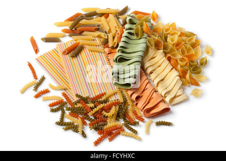 Varietà di coloratissimi tradizionale pasta italiana su sfondo bianco Foto Stock