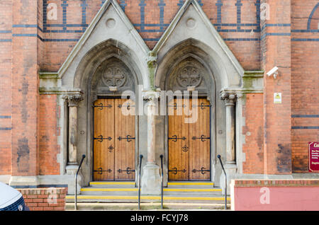 Coppia di grandi doppie porte in legno di quercia su una chiesa di Digbeth, Birmingham Foto Stock