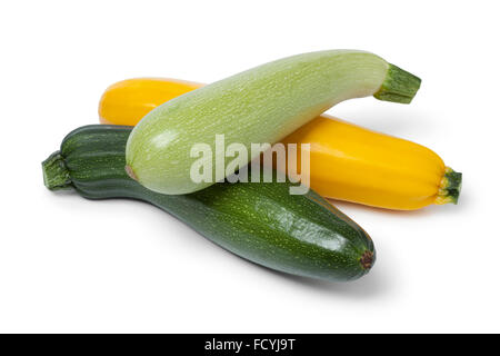 Crudo fresco zucchine in diversi colori su sfondo bianco Foto Stock