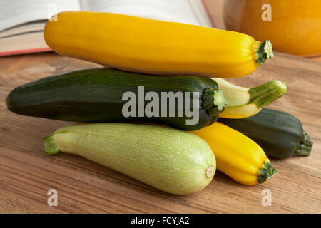 Pila di crudo fresco zucchine in diversi colori Foto Stock