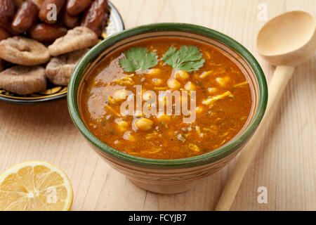 Ciotola del marocchino harira zuppa, limone, date e figure per l'Iftar Foto Stock