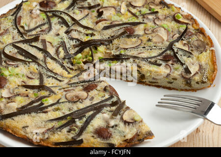 Frittata con spaghetti di mare, funghi e cipolline Foto Stock