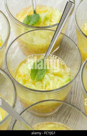 Marocchina insalata di cetrioli con succo di arancia e menta, Marocchina rinfrescanti drink estivo Foto Stock