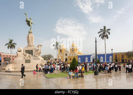 Piazza Principale nel centro della città di Trujillo in La Libertad nel nord del Perù. Foto Stock