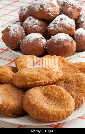 Cumulo di confetti frittelle fritte chiamato oliebollen e appelflappen su un piatto di portata Foto Stock