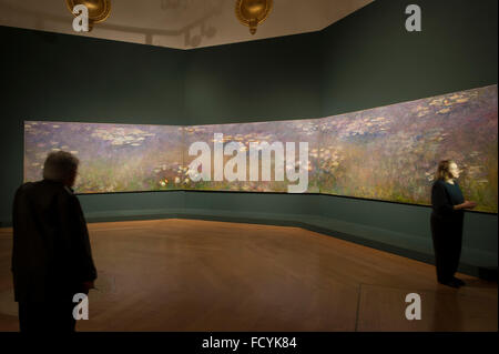 La Royal Academy of Arts di Londra, Regno Unito. Il 26 gennaio, 2016. Claude Monet, Agapanthus Trittico del 1916-1919. Premere il tasto view della grande mostra di pittura, il giardino moderno: Monet a Matisse. La mostra analizza il ruolo dei giardini nei dipinti di Claude Monet e i suoi contemporanei, spanning dei primi anni sessanta e gli anni venti, si riunisce oltre 120 opere, da istituzioni pubbliche e collezioni private in Europa e negli STATI UNITI D'AMERICA, compresi 35 dipinti di Monet accanto raramente visto capolavori di Pierre Bonnard, Emil Nolde, Gustav Klimt e Wassily Kandinsky. Credito: Artsimages/Alamy Live Foto Stock