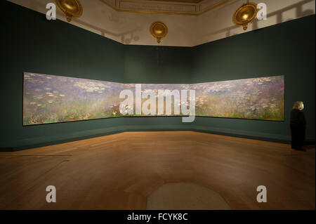 La Royal Academy of Arts di Londra, Regno Unito. Il 26 gennaio, 2016. Claude Monet, Agapanthus Trittico del 1916-1919. Premere il tasto view della grande mostra di pittura, il giardino moderno: Monet a Matisse. La mostra analizza il ruolo dei giardini nei dipinti di Claude Monet e i suoi contemporanei, spanning dei primi anni sessanta e gli anni venti, si riunisce oltre 120 opere, da istituzioni pubbliche e collezioni private in Europa e negli STATI UNITI D'AMERICA, compresi 35 dipinti di Monet accanto raramente visto capolavori di Pierre Bonnard, Emil Nolde, Gustav Klimt e Wassily Kandinsky. Credito: Artsimages/Alamy Live Foto Stock