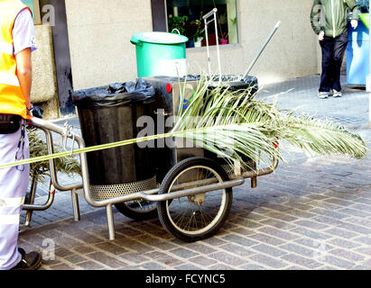 Palm tree foglie sono utilizzati da spazzatrici stradali come pennelli in Santa Cruz de Tenerife, Isole Canarie, Spagna Foto Stock