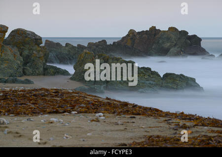 Scogliere sul mare, rocce e paesaggi. Isola di Sakhalin, Russia. Foto Stock