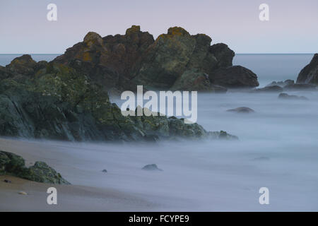 Scogliere sul mare, rocce e paesaggi. Isola di Sakhalin, Russia. Foto Stock