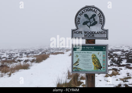 Il National Trust segno, Bleaklow lungo la A57 Snake pass road, in gennaio. Derbyshire (Peak District) Foto Stock