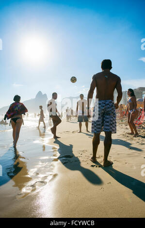 RIO DE JANEIRO - Gennaio 18, 2014: i giovani brasiliani giocare un gioco di altinho o keepy-uppy, sulla riva della spiaggia di Ipanema. Foto Stock