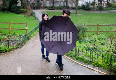 Brighton, Regno Unito. Il 26 gennaio, 2016. Un giovane in lotta con il loro ombrello in Brighton oggi come la tempesta meteo che ha provocato il caos neve negli Stati Uniti arriva in Gran Bretagna oggi portando gales e pioggia Credito: Simon Dack/Alamy Live News Foto Stock