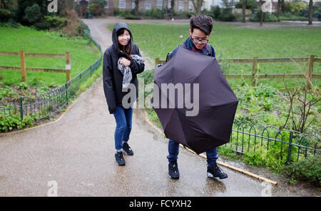 Brighton, Regno Unito. Il 26 gennaio, 2016. Un giovane in lotta con il loro ombrello in Brighton oggi come la tempesta meteo che ha provocato il caos neve negli Stati Uniti arriva in Gran Bretagna oggi portando gales e pioggia Credito: Simon Dack/Alamy Live News Foto Stock