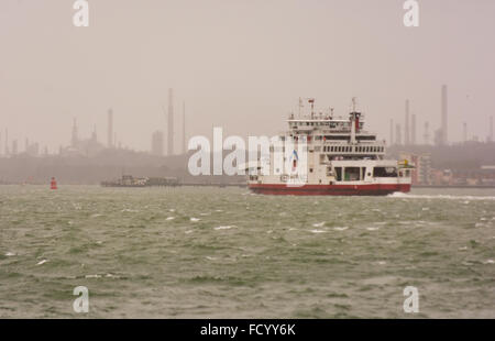 Southampton, Hampshire, Regno Unito, Gennaio meteo. Instabile dei mari per un Imbuto Rosso Isle of Wight traversata in traghetto il Solent dalla terraferma Porto di Southampton in heavy rain e venti forti. Foto Stock