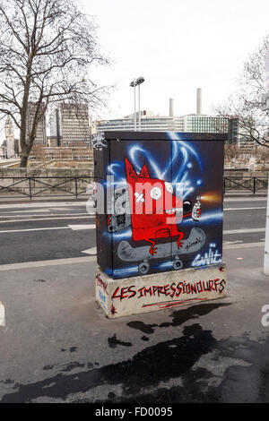 Colorato graffitti arte sulla scatola elettrica su strada, Austerlitz, Parigi, Francia. Foto Stock