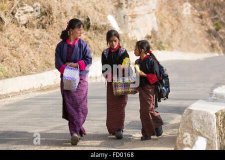 Scolari in costume tradizionale, Jakar, Bumthang, Centrale Bhutan Foto Stock