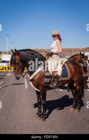 Donna pilota e il cavallo in corral al San Sebastian fiesta, La Caleta, Costa Adeje, Tenerife, Isole Canarie, Spagna. Foto Stock