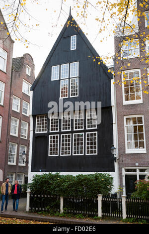La casa in legno ' Houten Huys ' a 34 Begijnhof / in il Begijnhof di Amsterdam. Holland. I Paesi Bassi. Foto Stock