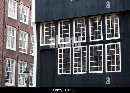 La casa in legno ' Houten Huys ' a 34 Begijnhof / in il Begijnhof di Amsterdam. Holland. I Paesi Bassi. Foto Stock