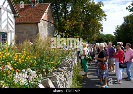 Turisti fuori dalla Mary Arden's Farm un tempo dimora di William Shakespeare a Stratford-upon-Avon. Foto Stock
