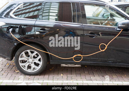 EV / auto elettrica / alimentato elettricamente le vetture in fase di carica / avente batteria / le batterie ricaricate in via / strada terminale di ricarica Foto Stock