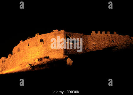 Mitilini del castello medievale, sezione centrale, illuminata di notte. Uno dei più grandi castelli nel Mediterraneo orientale. Lesbo Foto Stock
