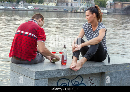 La coppia si diverte a un incontro al Naplavka Riverside di Praga, Repubblica Ceca Moldava a Praga Foto Stock