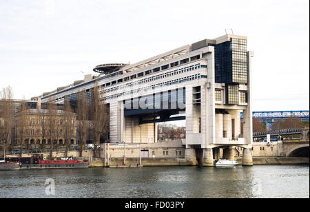 La sede del Ministero dell'Economia, finanze e industria, lungo la Senna, Bercy, Parigi, Francia. Foto Stock