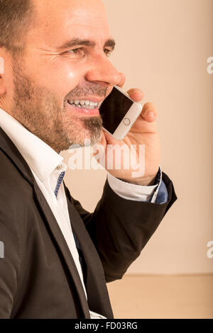 Ufficio vendite uomo lavoratore oberati di lavoro felice burn out stanco Foto Stock