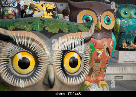 I dettagli delle diverse del gufo sculture parte del grande Hoot Birmingham owl sentiero di scultura 2015 West Midlands England Regno Unito Foto Stock