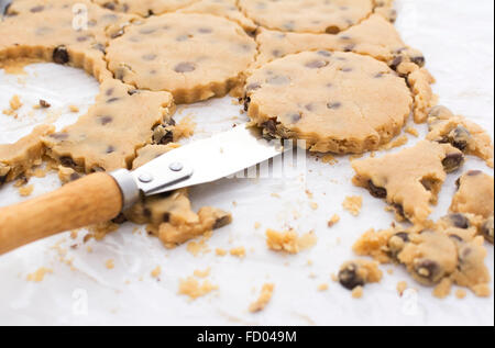 Close-up di tavolozza di sollevamento Coltello per burro di arachidi e biscotti al cioccolato da cucina del piano di lavoro Foto Stock