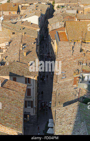 Vista aerea di una strada stretta avvolgimento attraverso i tetti di terracotta dalla torre del Moro torre la città medievale di Orvieto Foto Stock