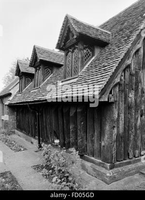 NW angolo della navata di Sant'Andrea Chiesa, Greensted, Essex, ripetutamente Sassone (845 o 1060+), costruito di tronchi di quercia divise in senso longitudinale e montato verticalmente Foto Stock
