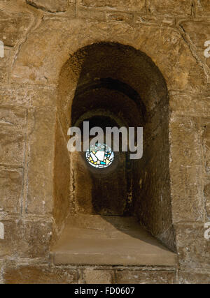 Pezzi di C7th vetro fatto nel monastero sassone in officina a Jarrow sono state poste in una finestra originale nel coro della chiesa di St Paul, AD681. Foto Stock