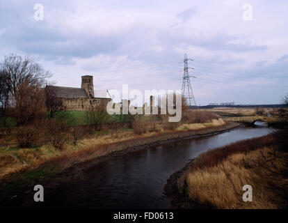 Chiesa di San Paolo e il monastero accanto a Jarrow Slake fondata AD681 da Benedetto Biscop, presente il coro su R è la sua cappella originale. Foto Stock